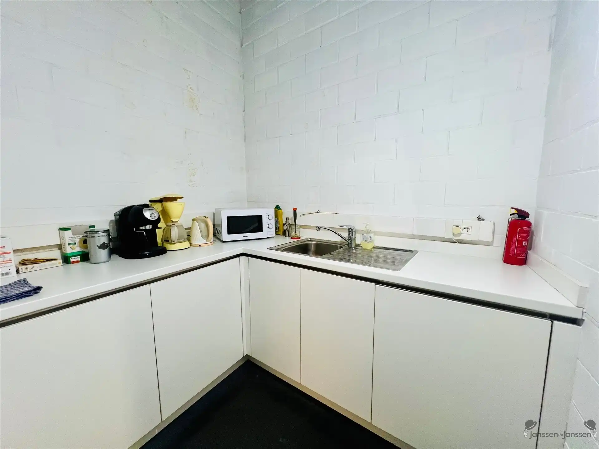 Centraal gelegen handelspand foto 8