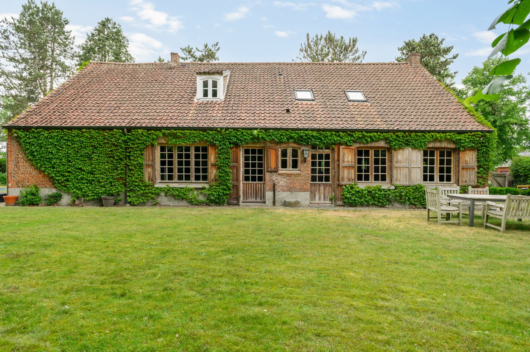 Authentieke hoeve in hartje Halle Zoersel op ca. 2028 m² foto 2