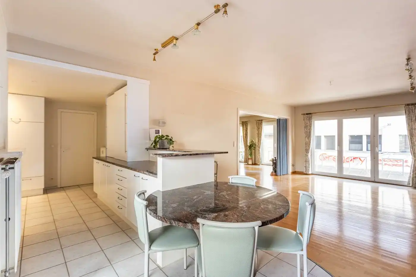 Ruim 3 slaapkamer appartement van maar liefst 125m² in centrum Zwevegem foto 8