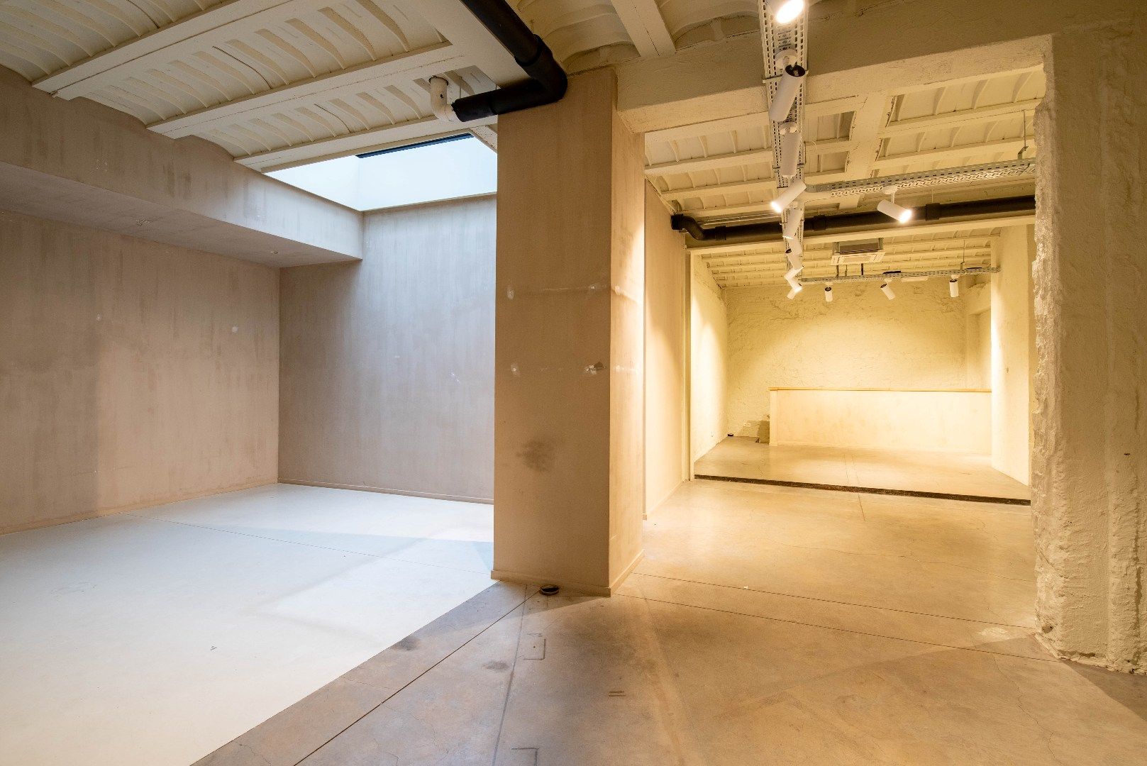 Mooie winkel met brede etalage foto 10