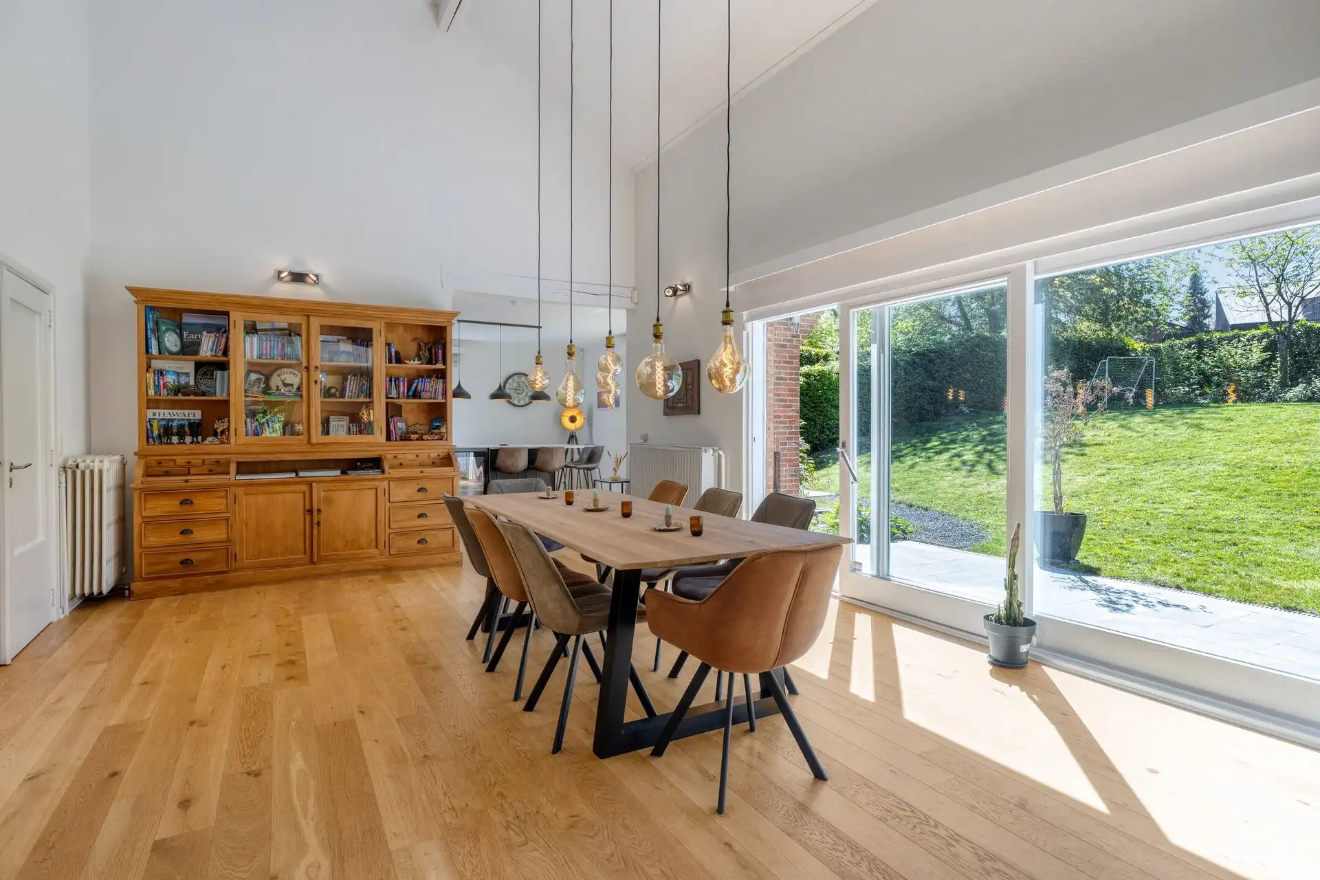 Volledig gerenoveerde hedendaagse villa ±487 m² in de Marnix wijk foto 4