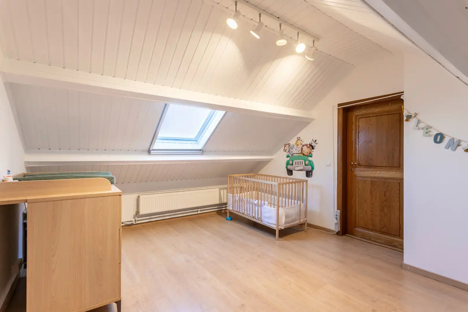 Instapklare woning met 3 slaapkamers, tuin en 2 garages.  foto 14