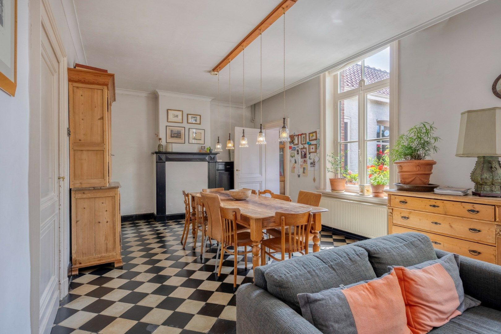 Instapklaar herenhuis met 4/5 slpks, centraal gelegen in Achterbos !  foto 4