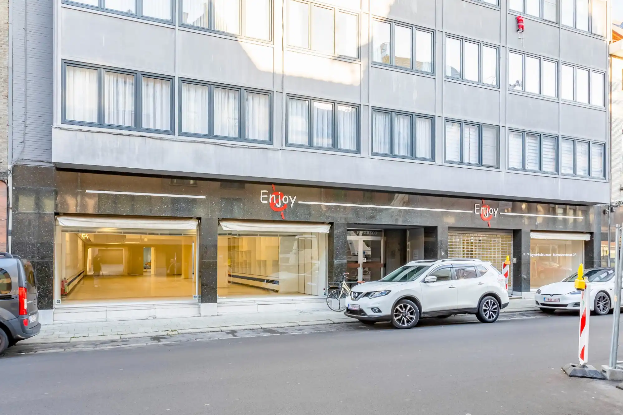 Commercieel handelsgelijkvloers met interessante straatbreedte foto {{pictureIndex}}