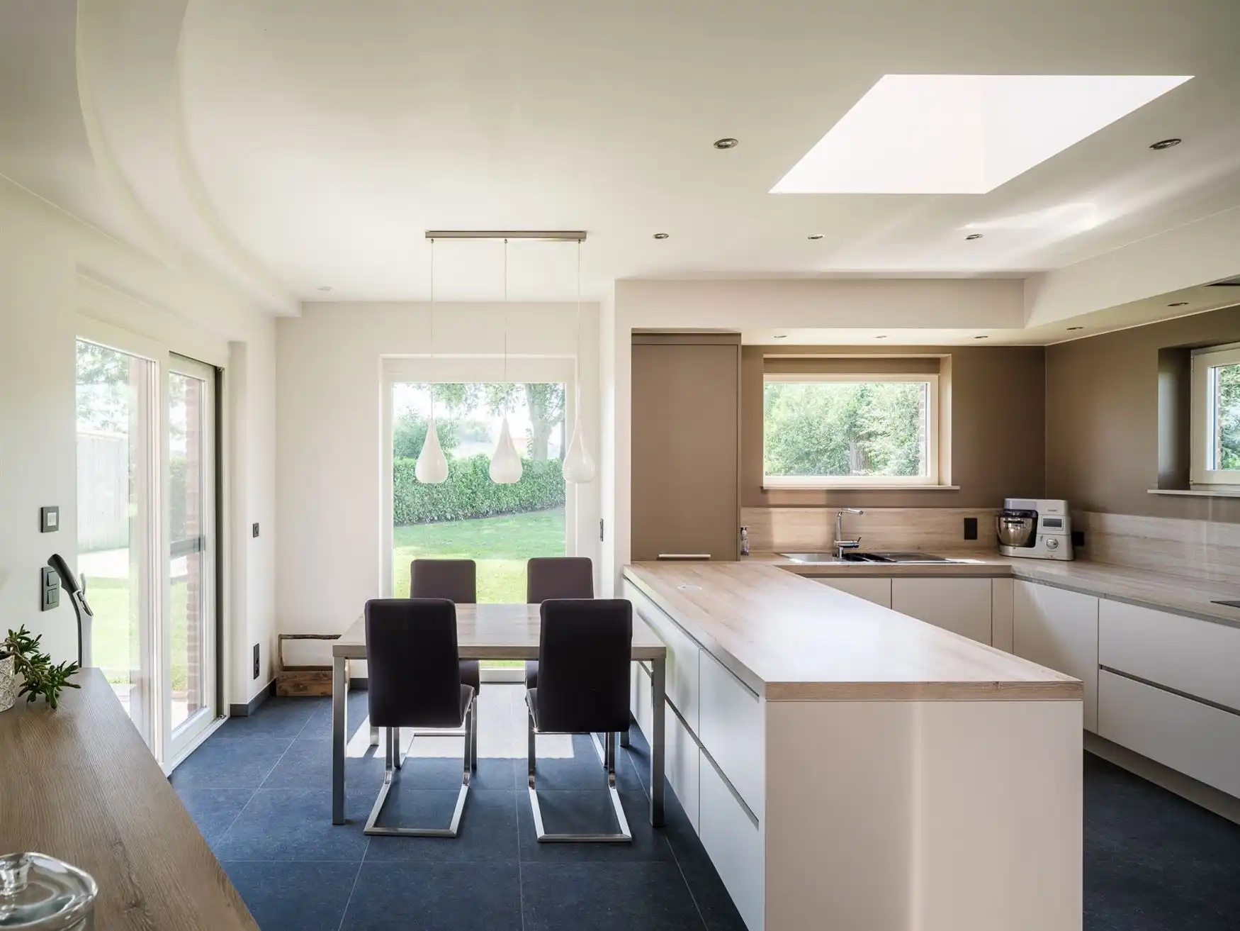 Exclusieve farmhouse te midden van de velden in Drongen foto 6