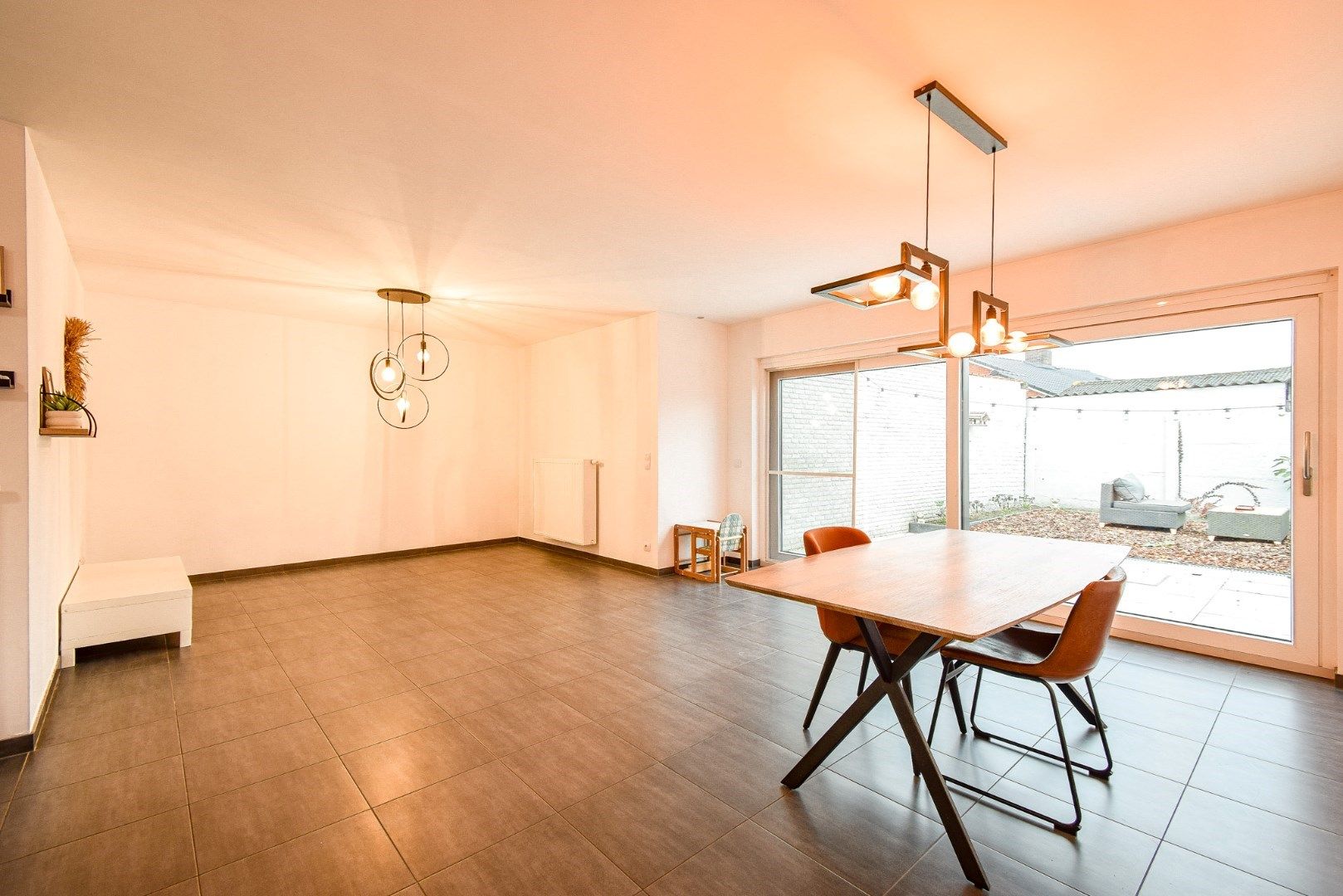 Instapklare woning met 3 slaapkamers en inpandige garage op centrale ligging te Zevekote foto 5