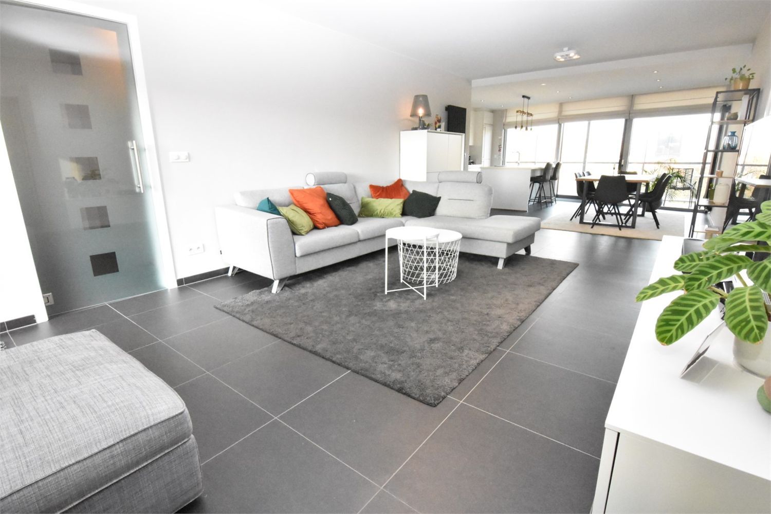 MOOI AFGEWERKT RUIM APPARTEMENT MET 2 SLPKS EN 2 TERRASSEN foto 2