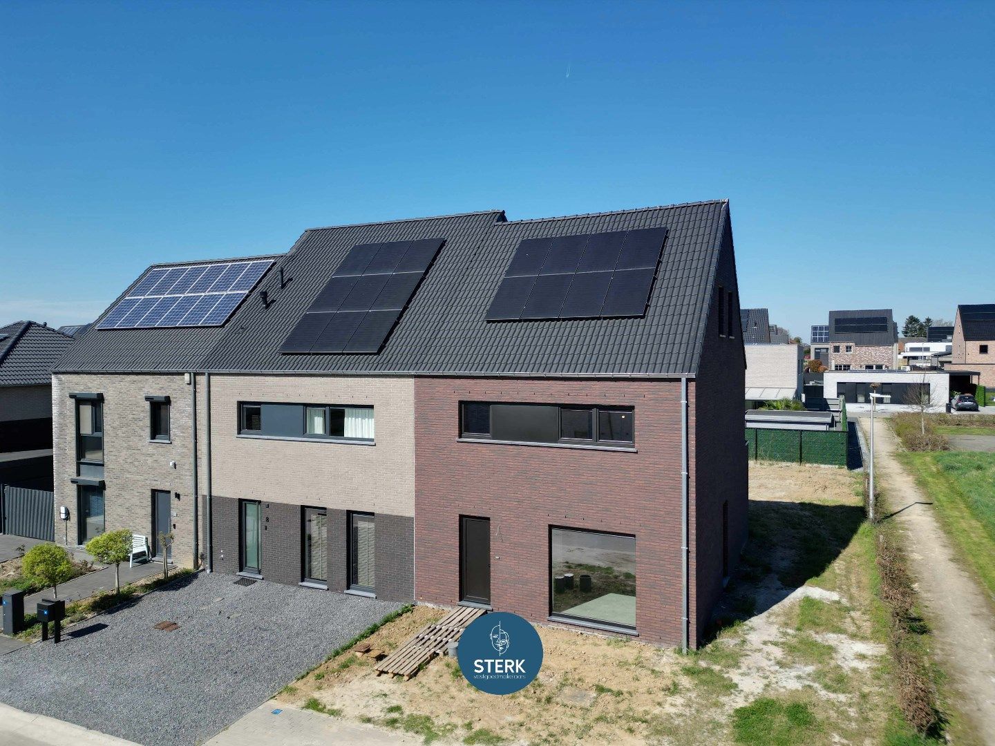 RECENTE BEN-WONING MET 3 SLPKS + RUIME ZOLDER TE VELDWEZELT !  foto {{pictureIndex}}