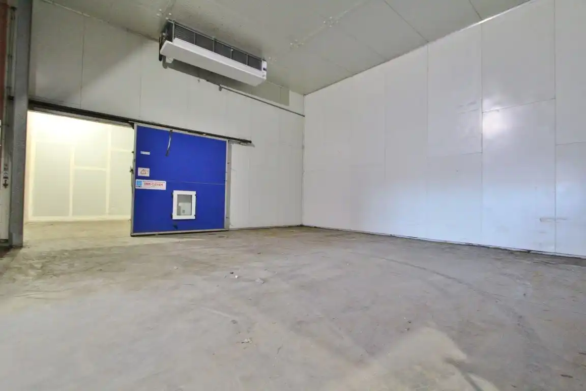 Ruime stockageruimte met frigoloodsen foto 15