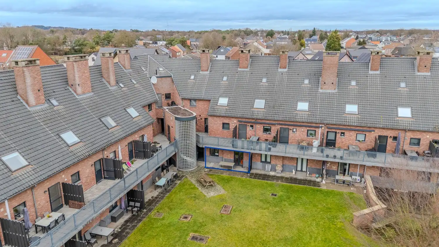 Appartement met drie slaapkamers, momenteel ingericht als dokterspraktijk in Maasmechelen. foto 27