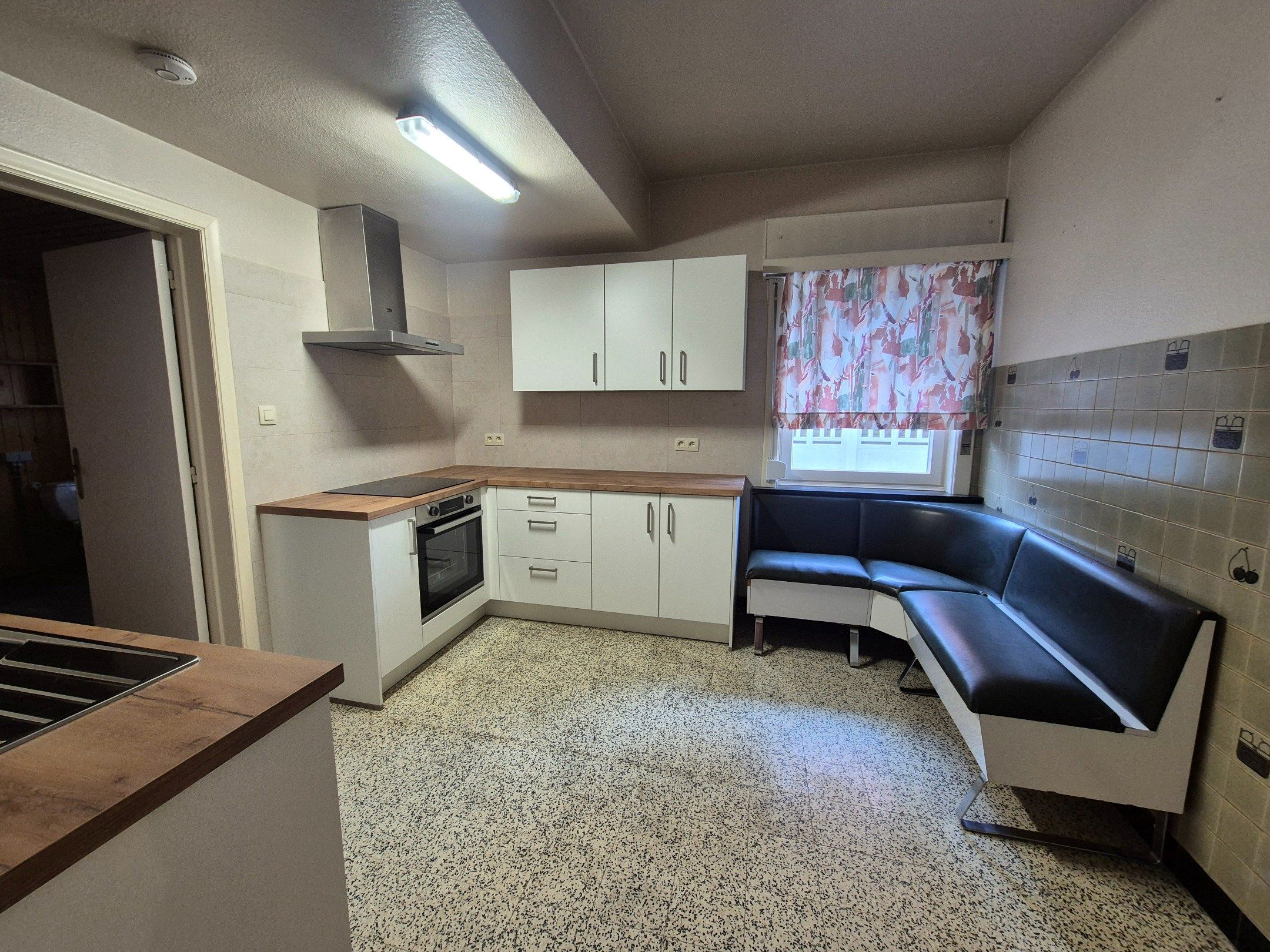 Halfopen gezinswoning met 4 slpkmrs op ruim perceel foto 15