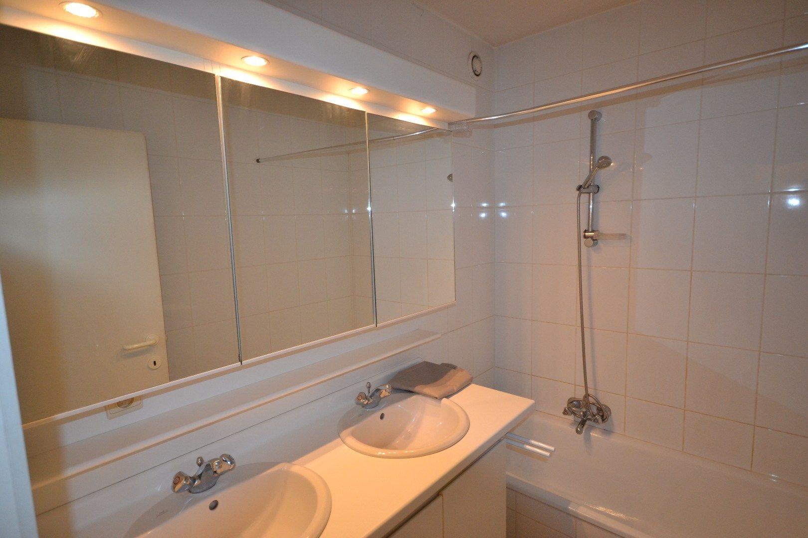 Mooi twee slaapkamer appartement, centraal gelegen, in  Oostduinkerke-bad! foto 6