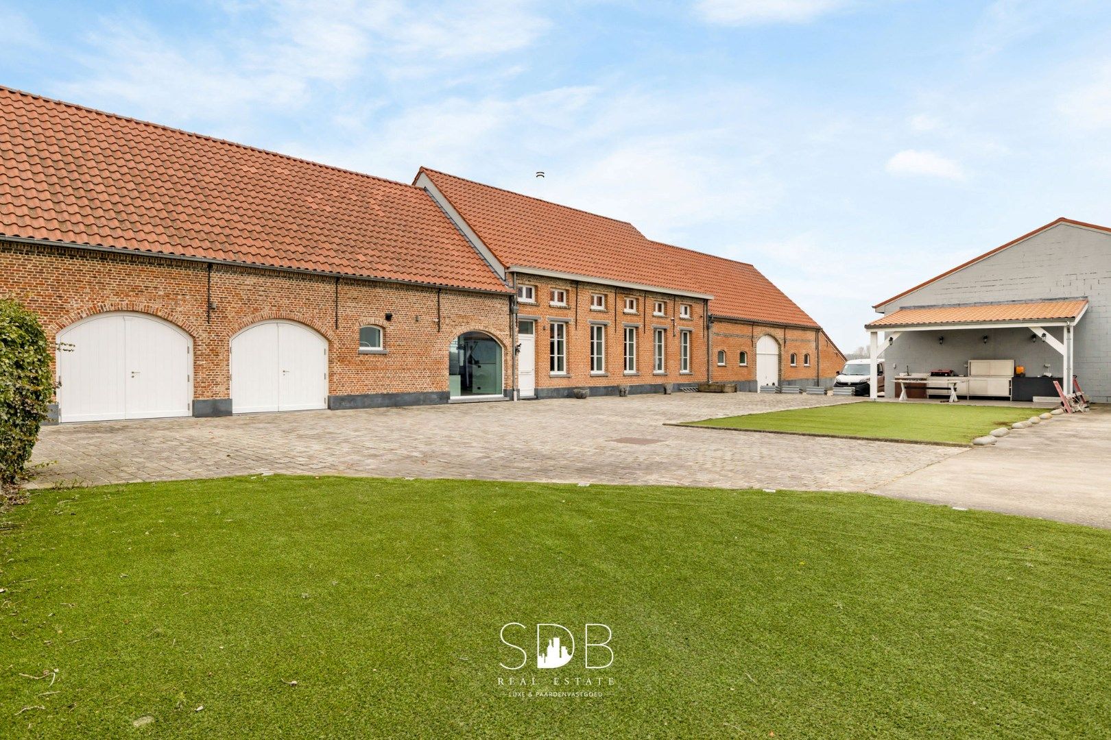 Prachtige villa in hoevestijl met bijgebouwen en graslanden op 89.070m² foto 2