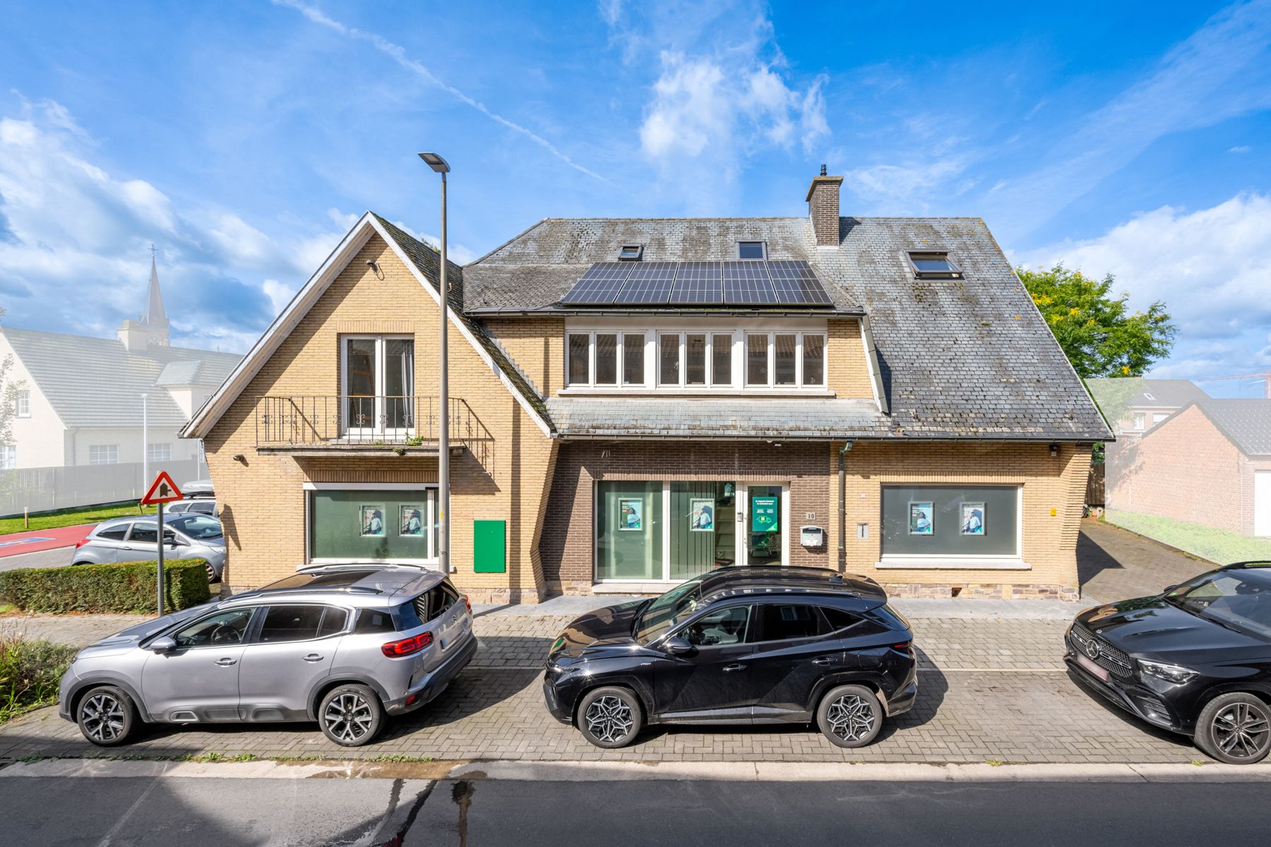 Rustig gelegen gebouw vlakbij de dorpskern foto 2