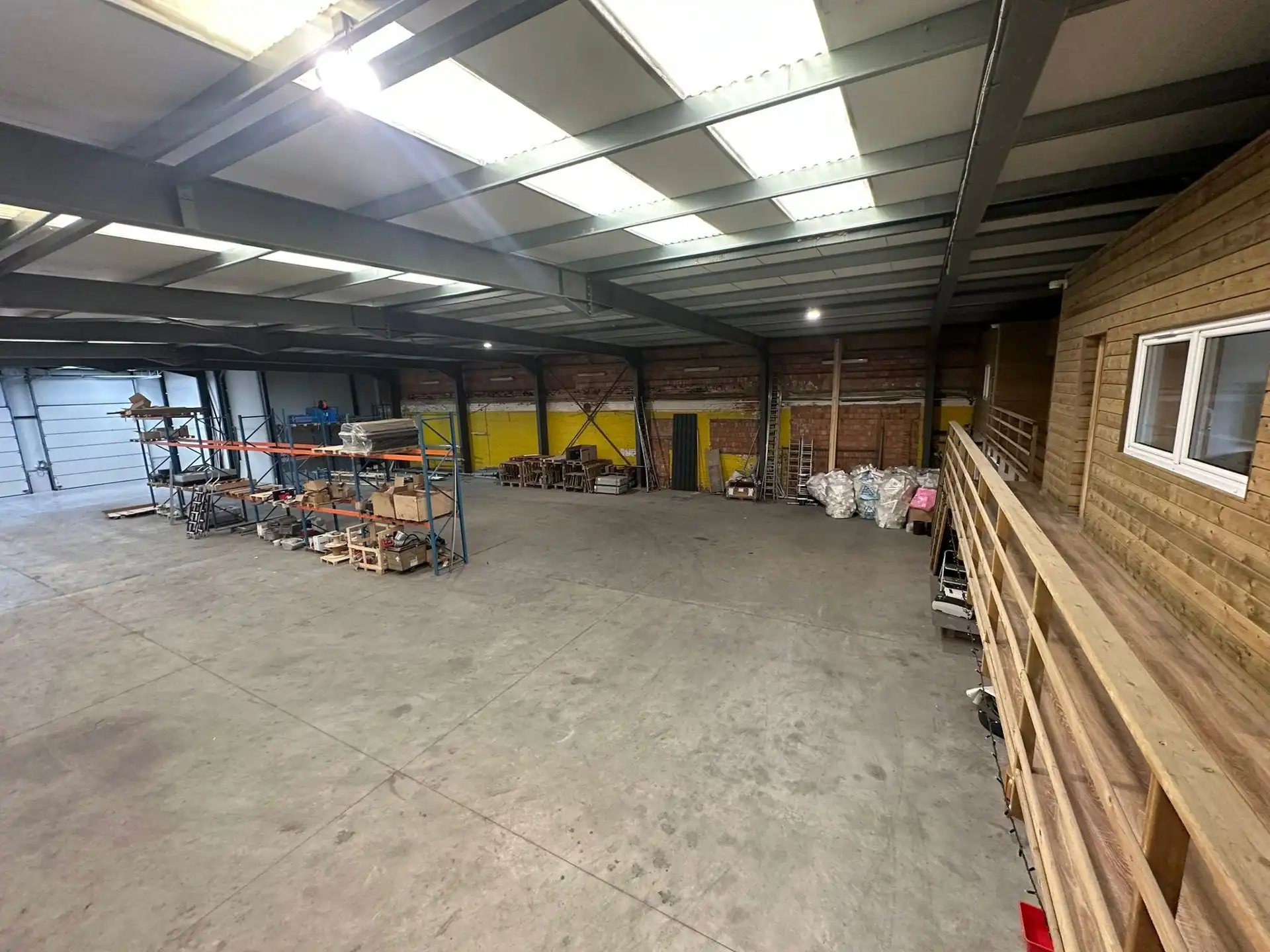 Magazijn + kantoor te huur foto 11