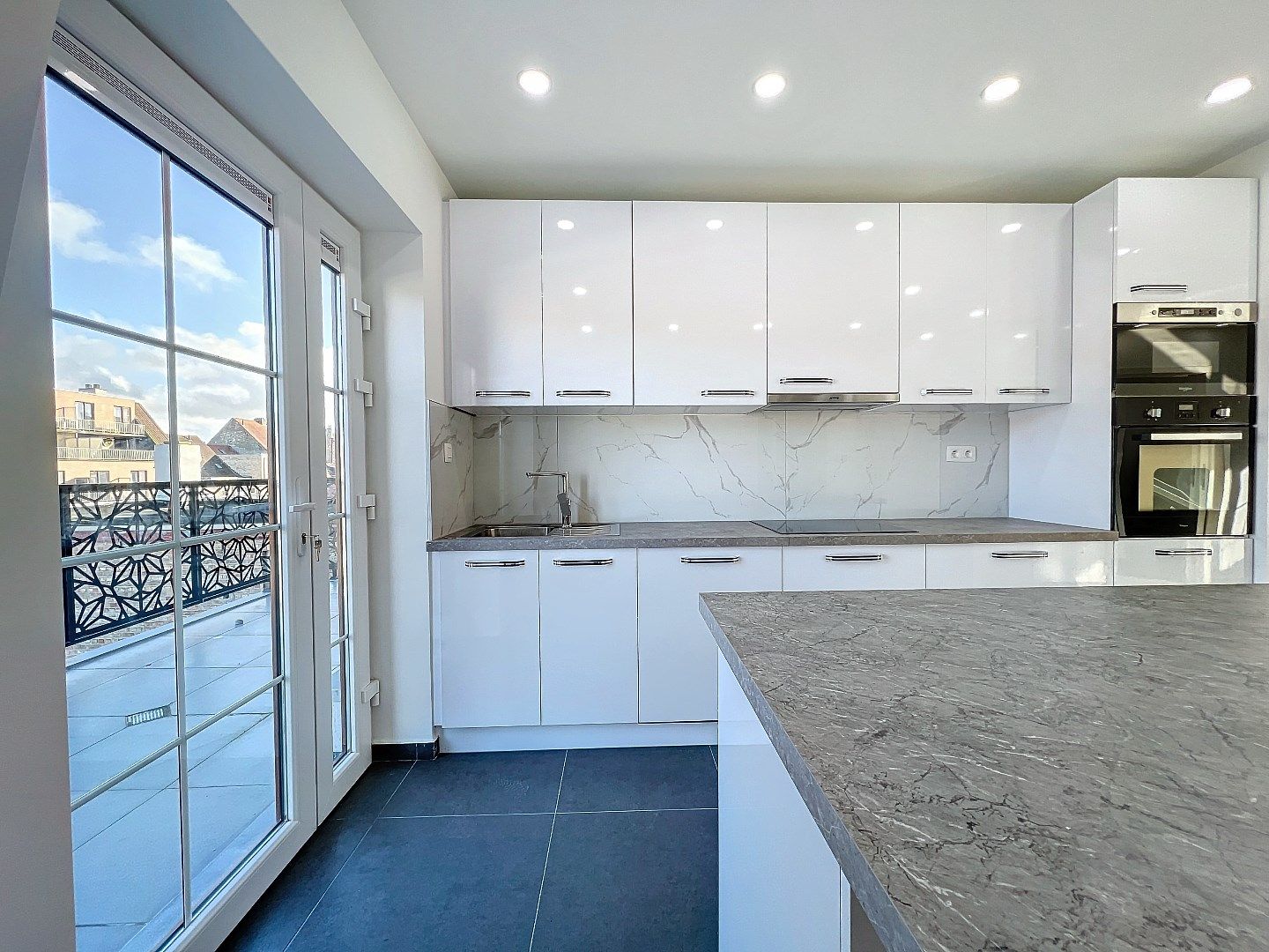 Gerenoveerde duplex appartement te Nieuwpoort stad! foto 4