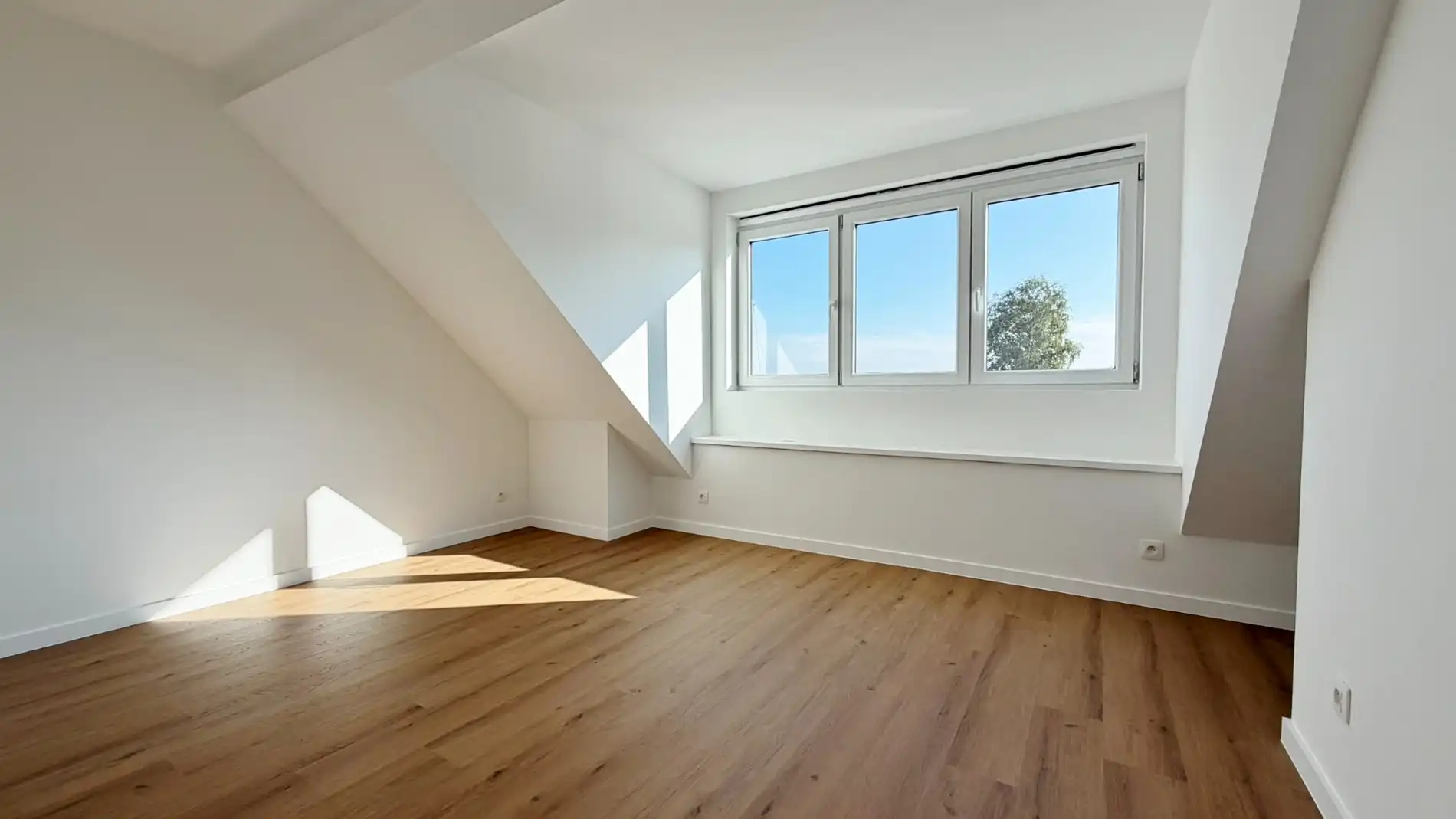 VOLLEDIG GERENOVEERDE, ENERGIEZUINIGE WONING MET ZONNIGE TUIN EN PRACHTIG OPEN ZICHT foto 14