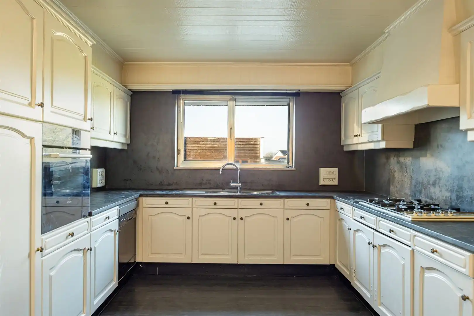 Handelspand met appartement, magazijn én hangar foto 22