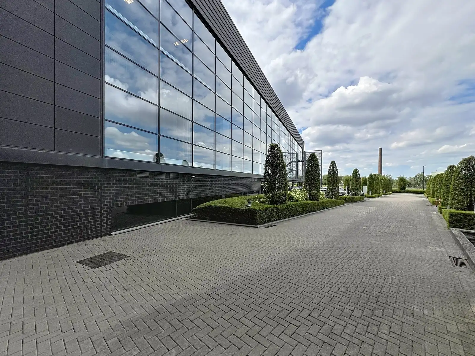 LICHTRIJKE kantoorruimten (1.400 tot 1.800m²) aan ZEER interessante voorwaarden nabij afrit Kortrijk-Oost E17. Onmiddellijk beschikbaar! foto 2