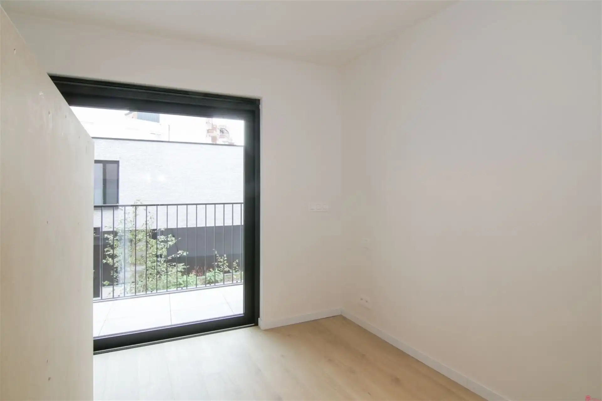 Moderne studio met slaaphoek en zonnig terras in hartje Kortrijk foto 5