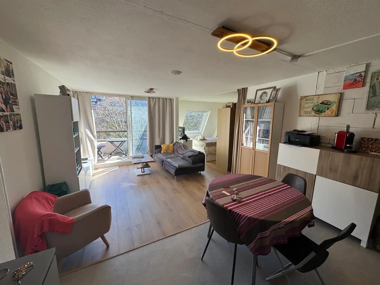 Lichtrijke studio met terras en parking in "Les Venelles" foto {{pictureIndex}}