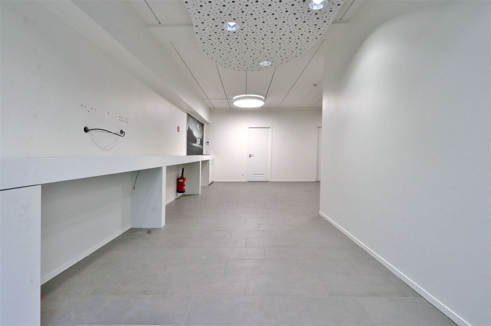 Handelsgelijkvloers te centrum Dworp foto 7