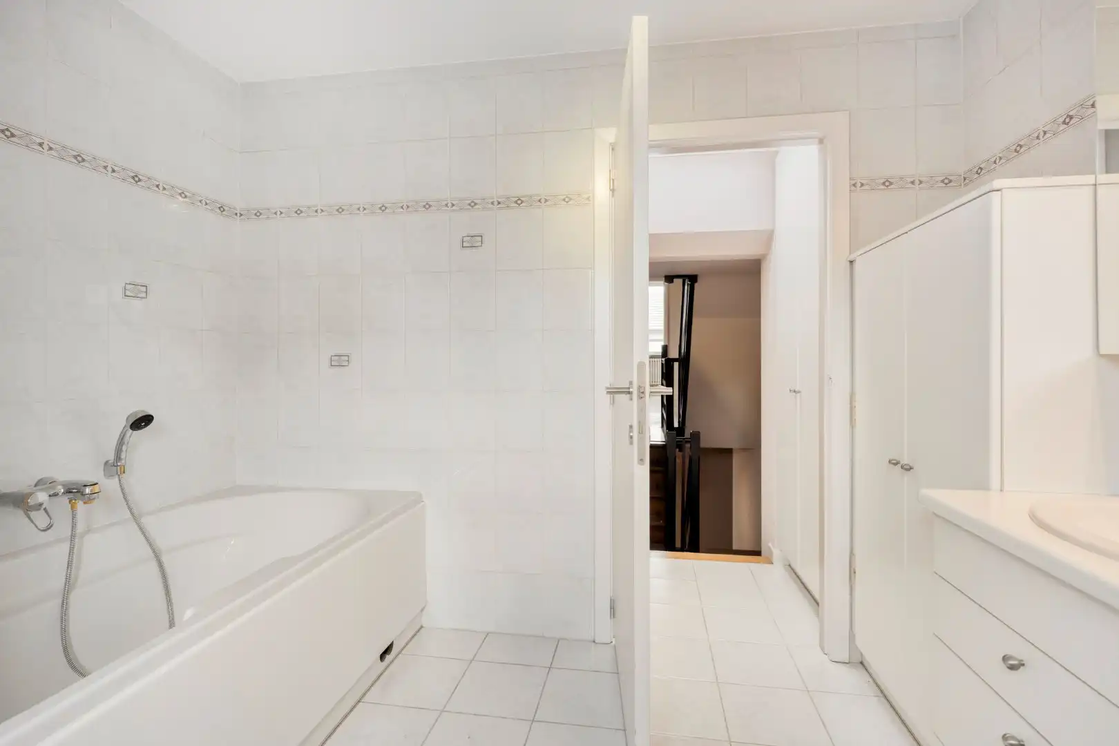 Instapklare woning met 3 SLPKS nabij het centrum van Mol !  foto 14