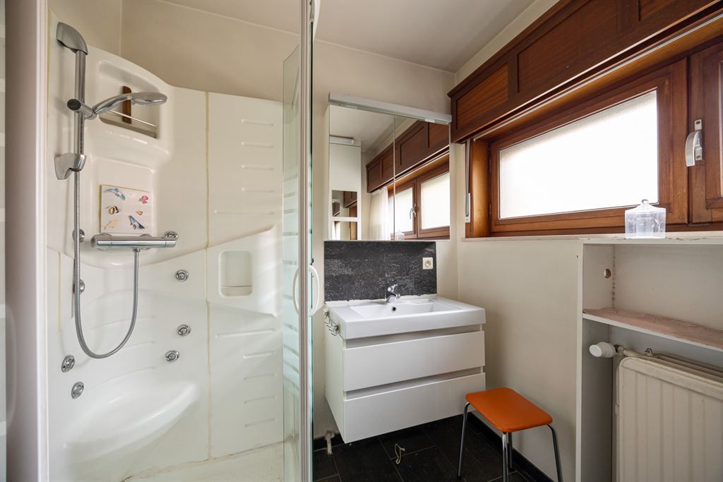 Renovatiewoning met 3 slaapkamers op uitstekende locatie foto 9