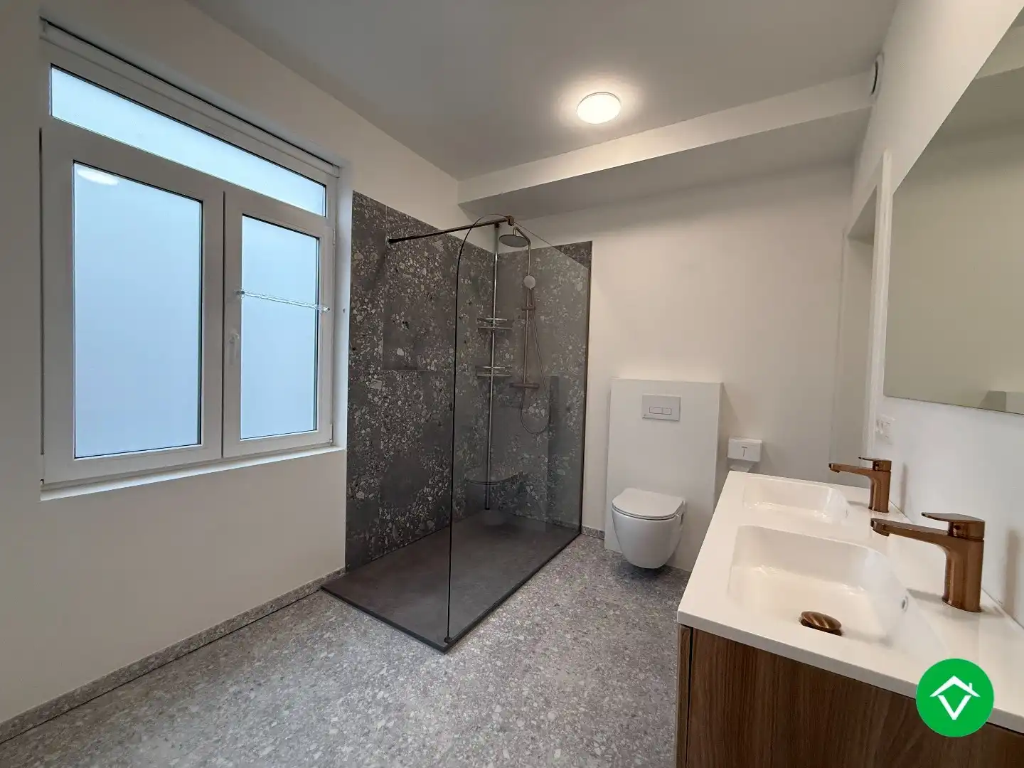 Volledig gerenoveerde rijwoning met 3 slaapkamers en terrastuin in centrum Roeselare foto 12