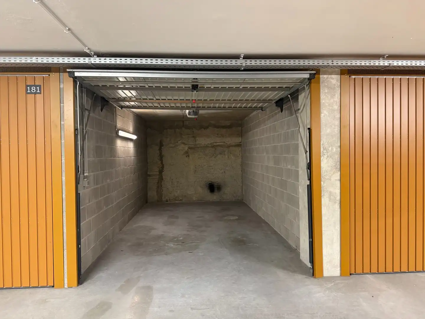 Gesloten garagebox gelegen in de Dumortierlaan in parking IJzerpark. foto 2
