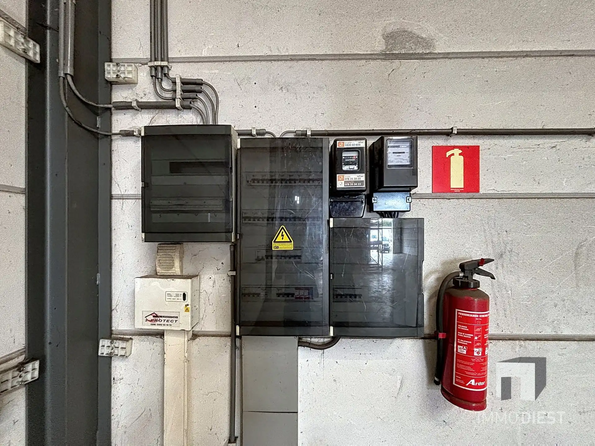 Magazijn, werkhuis met kantoorruimte en parking foto 12