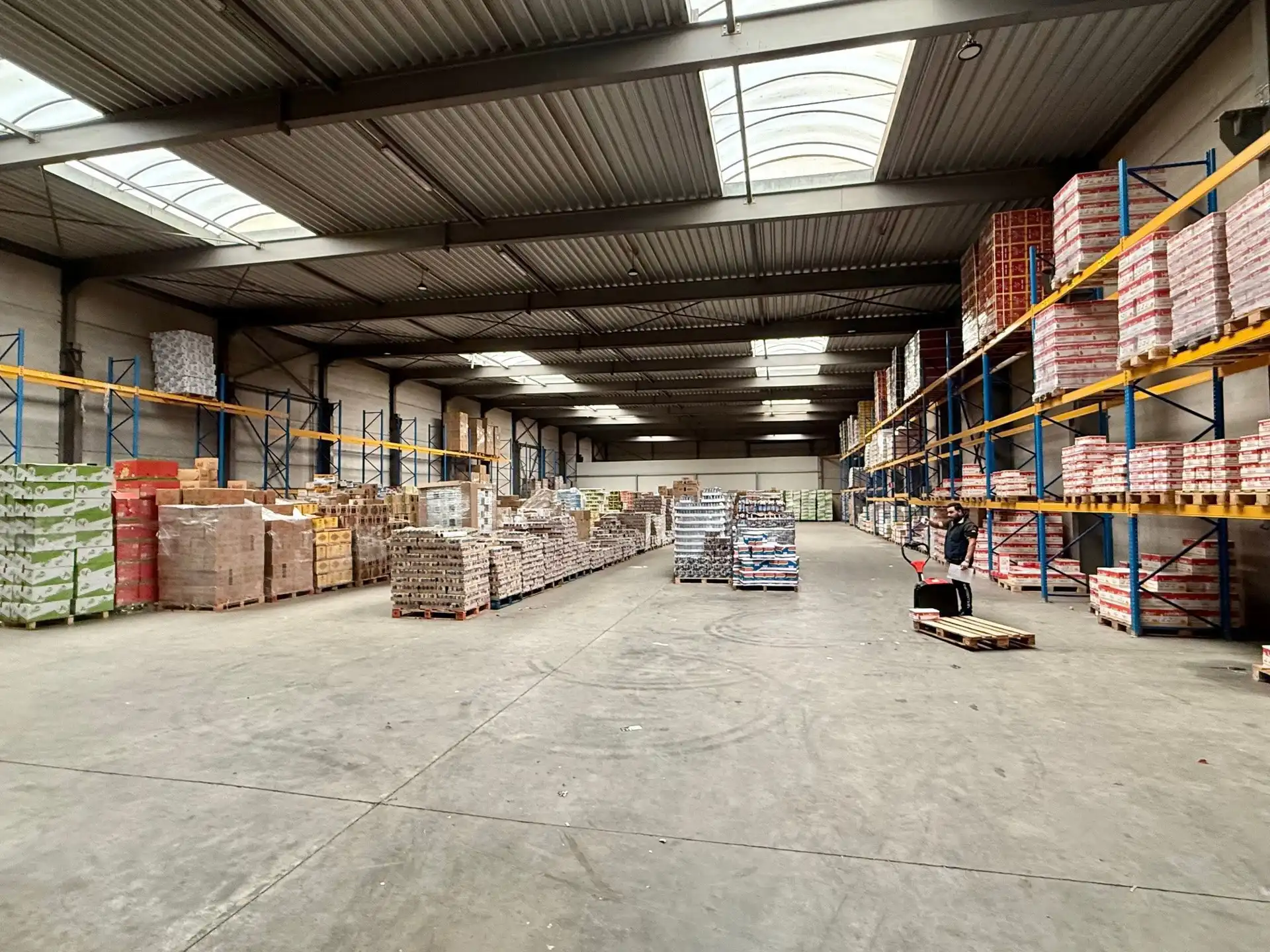 Magazijn met kantoren te huur in Beveren foto 4