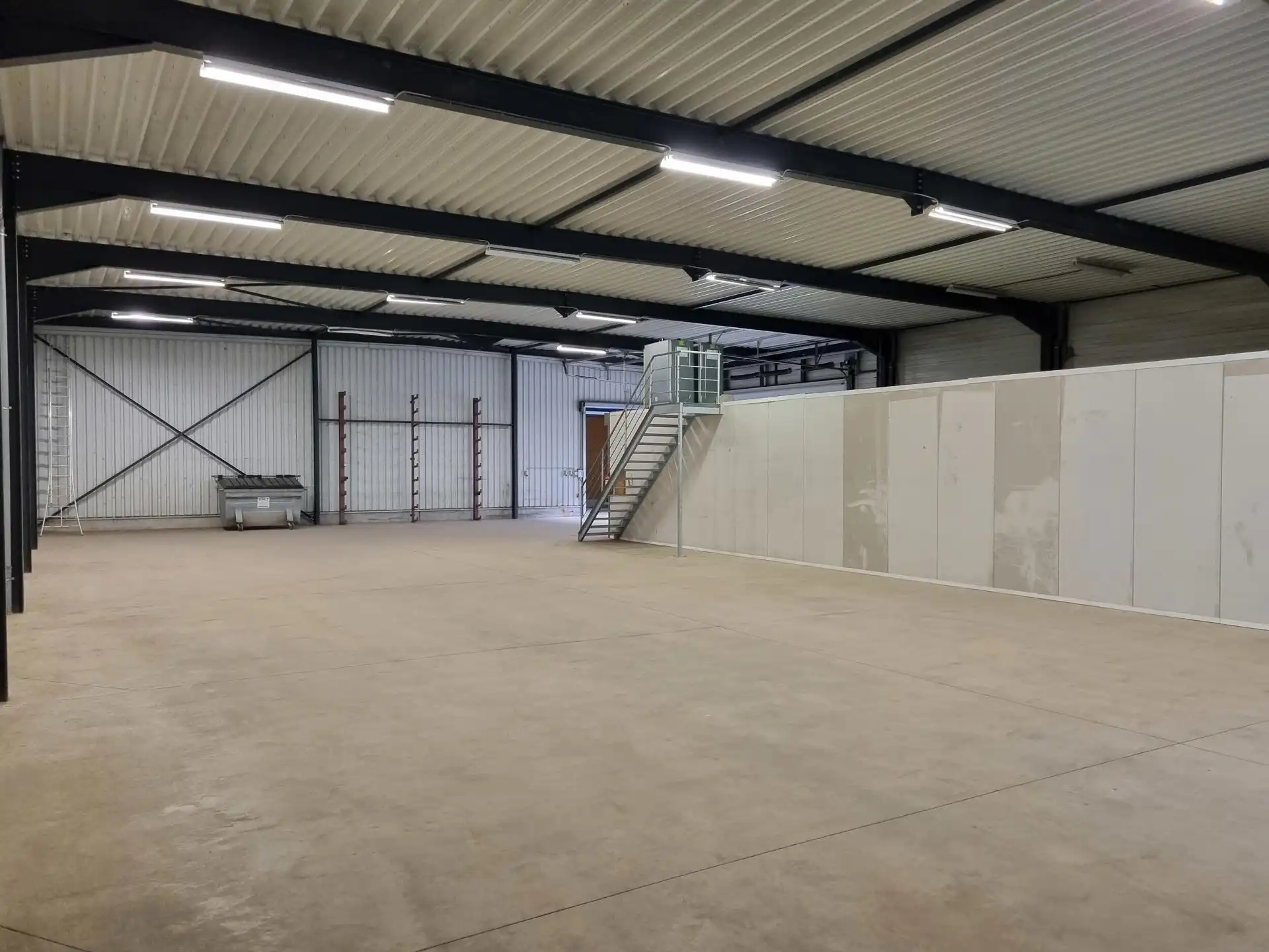 TE HUUR: bedrijfsgebouw van 1200m² met kantoren foto 10