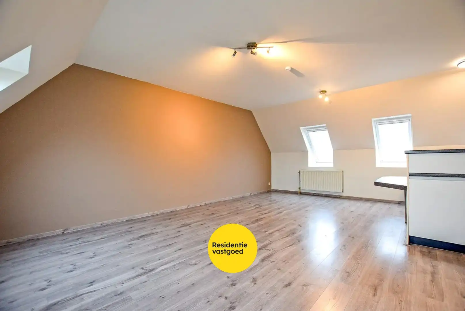 Instapklaar lichtrijk dakappartement in hartje Veurne (61m²) foto 3