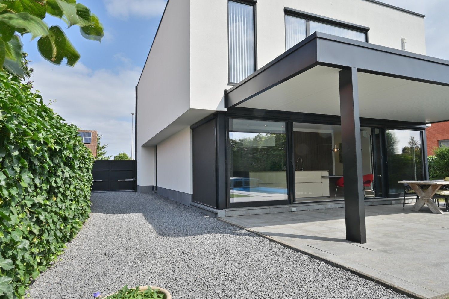 Moderne woning uit 2013 met 3 slaapkamers, 2 badkamers en buitenzwembad, gelegen in het mooie Meeswijk foto 4