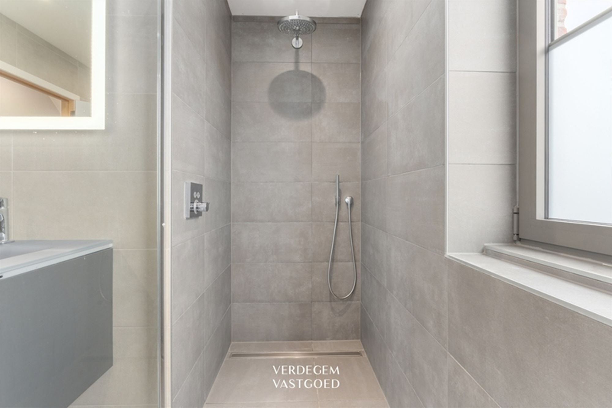 Charmante gezinswoning met 3+1 slaapkamers en praktijkruimte in de tuin foto 17