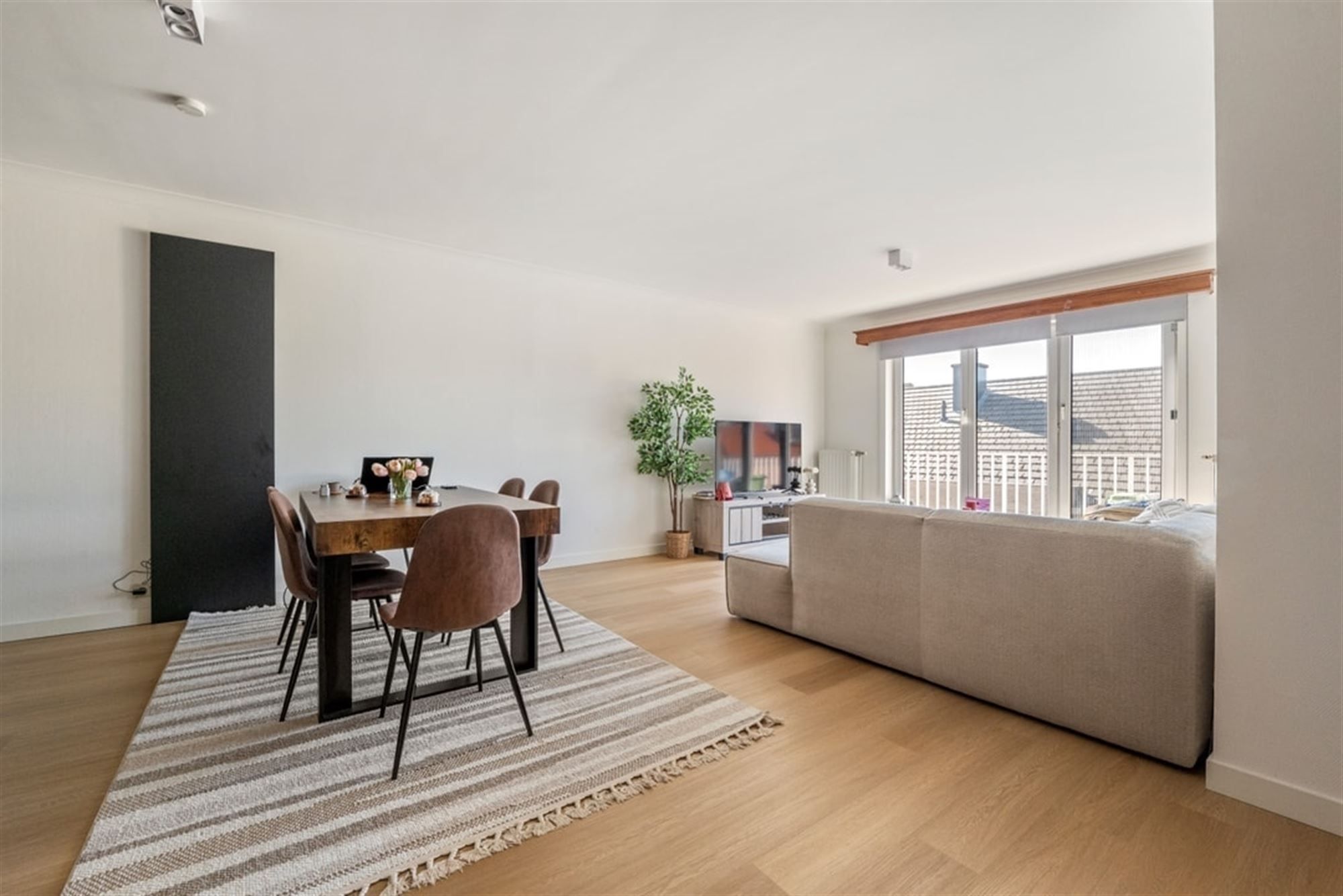 KNAP 2 SLK APPARTEMENT OP WANDELAFSTAND VAN HET CENTRUM VAN SINT-TRUIDEN  foto {{pictureIndex}}