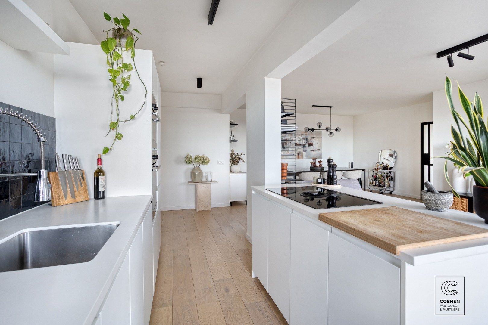 Stijlvol gerenoveerd appartement met 2 slaapkamers & zonnig terras op toplocatie te Berchem foto 8