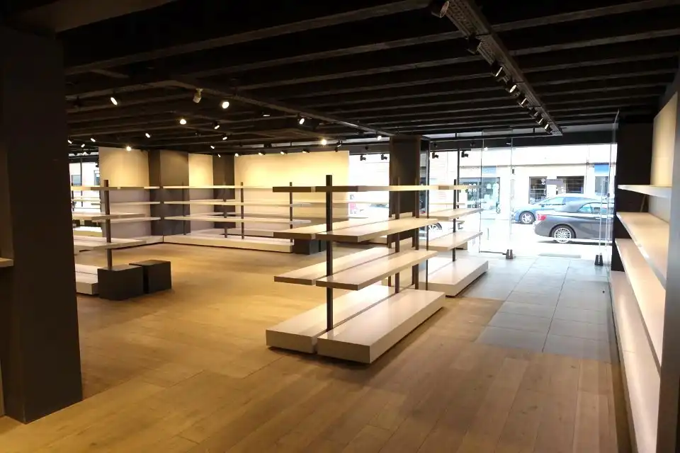 Ruime handelszaak (ca. 290m²) met grote visibiliteit foto 3