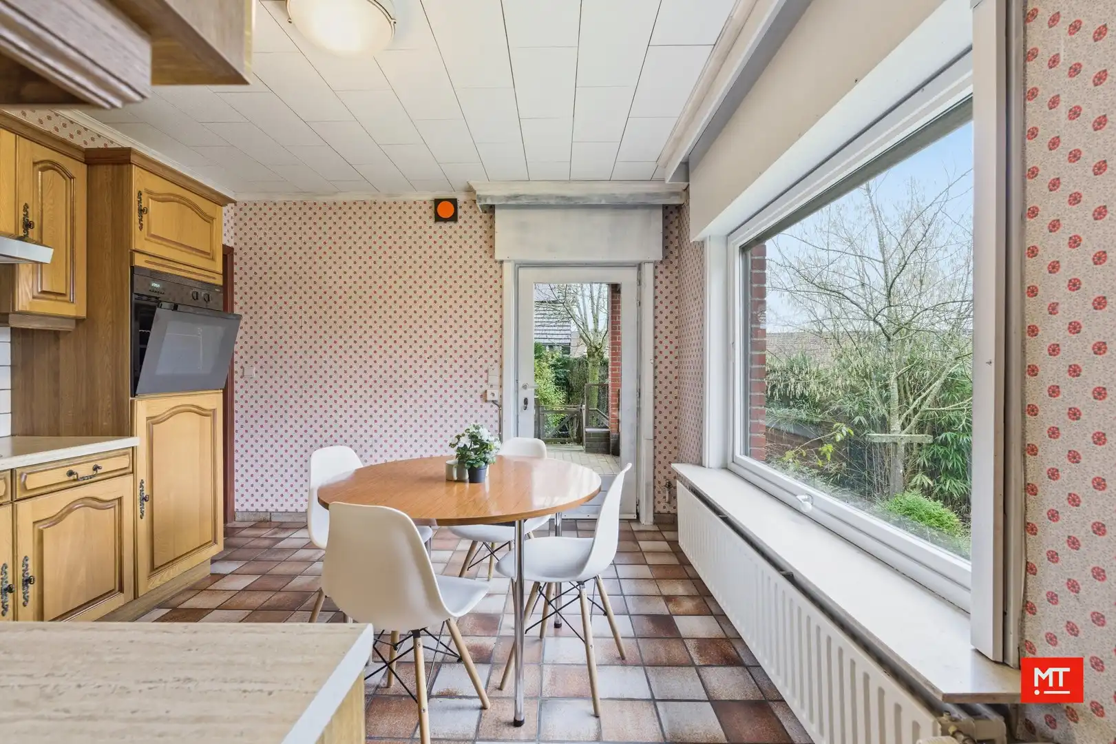 Ruime alleenstaande woning te koop op een rustige locatie te Beselare foto 5