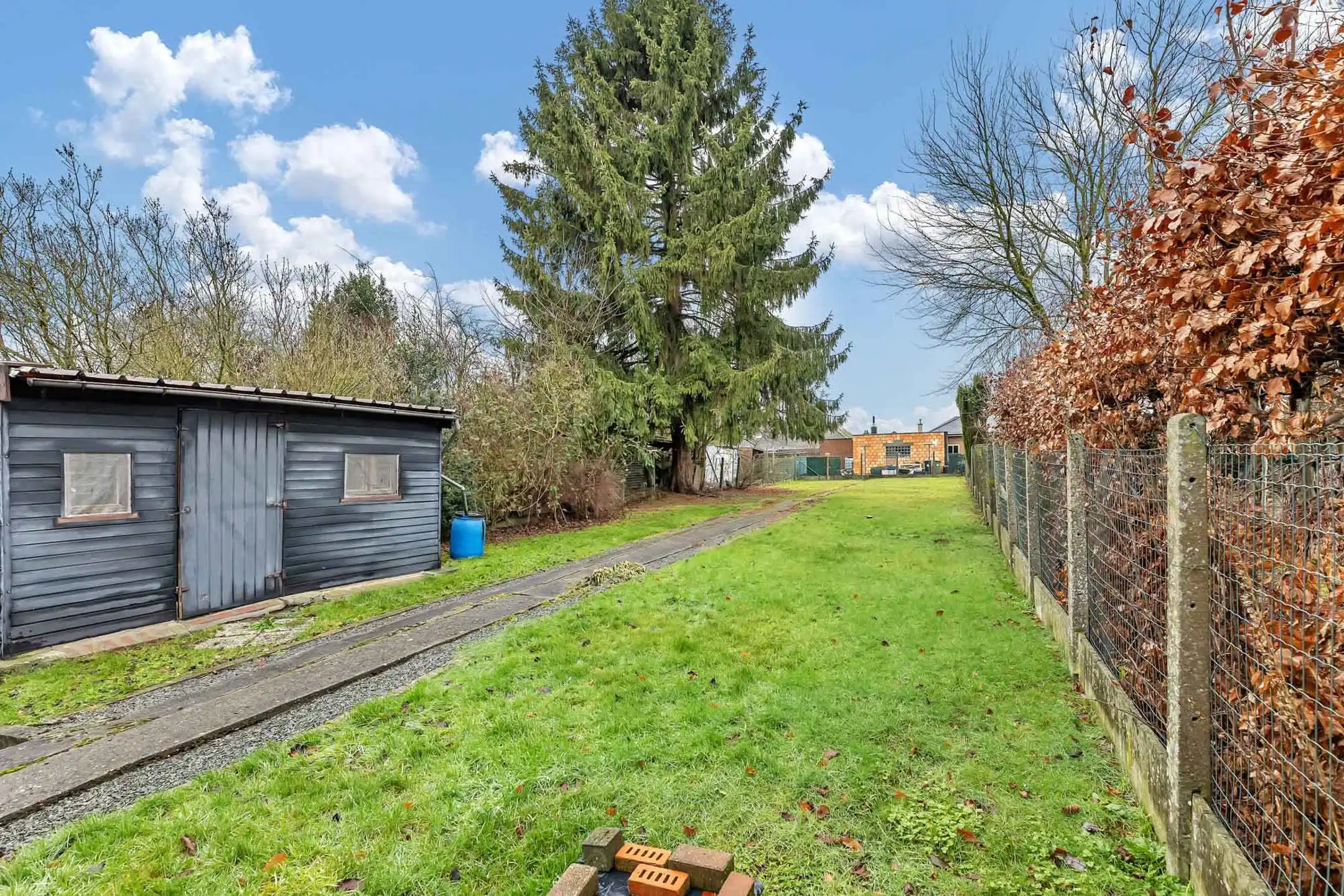 Ruime te renoveren woning met garage en veel potentieel foto 24