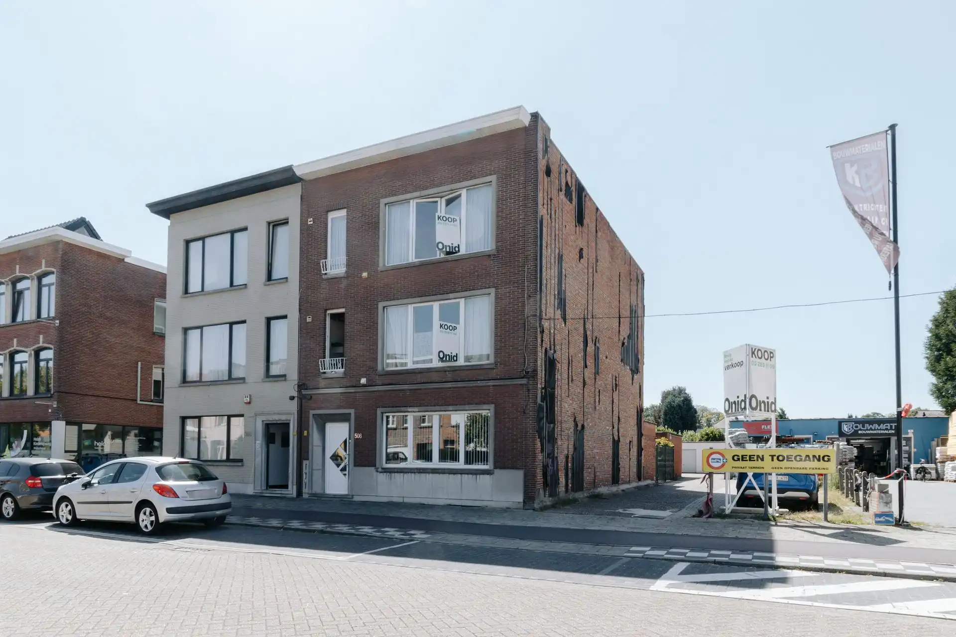 Opbrengsteigendom met 3 app, 5 garageboxen en magazijn! foto {{pictureIndex}}