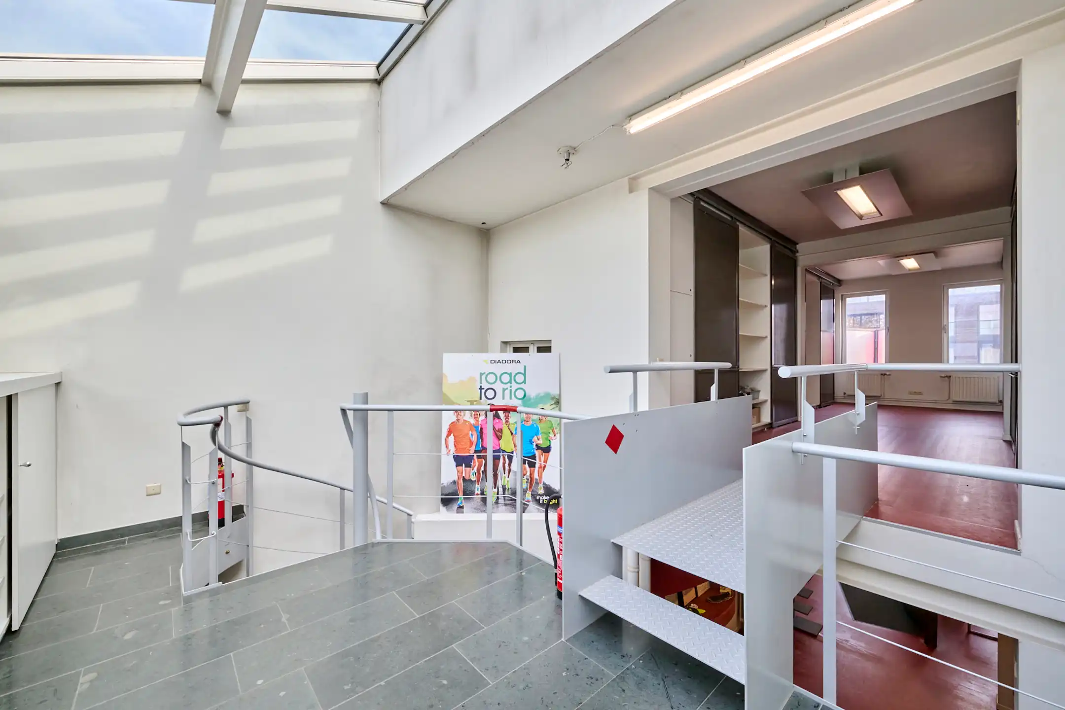 Ruim handelspand met bovenliggend appartement foto 8