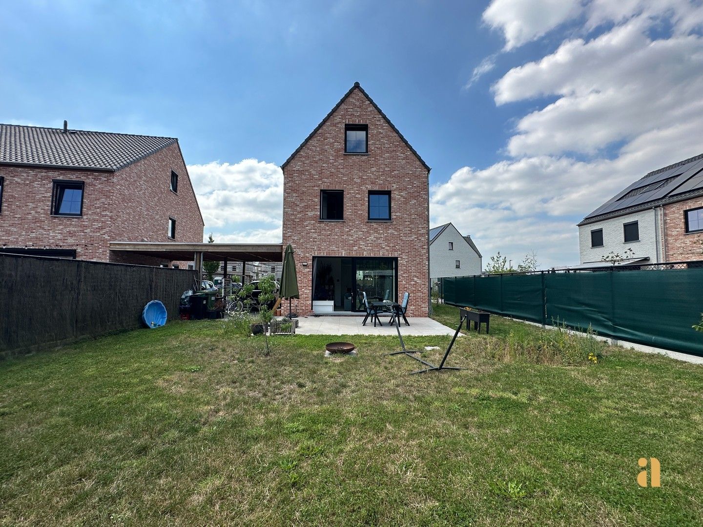 Moderne nieuwbouw waar licht en ruimte samenkomen foto {{pictureIndex}}