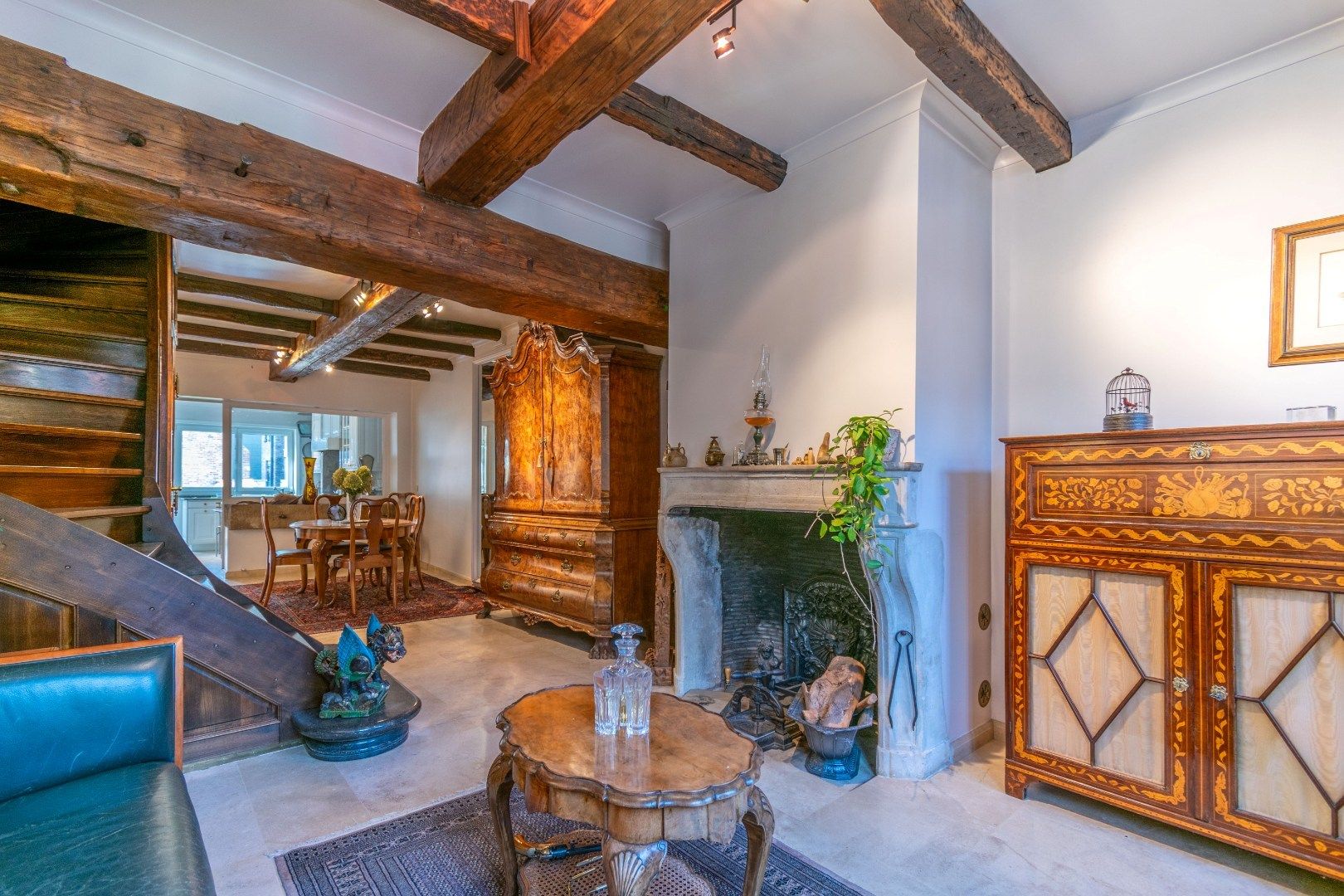 Karaktervol hoogwaardig afgewerkt gebouw met winkelruimte en woonst  foto {{pictureIndex}}