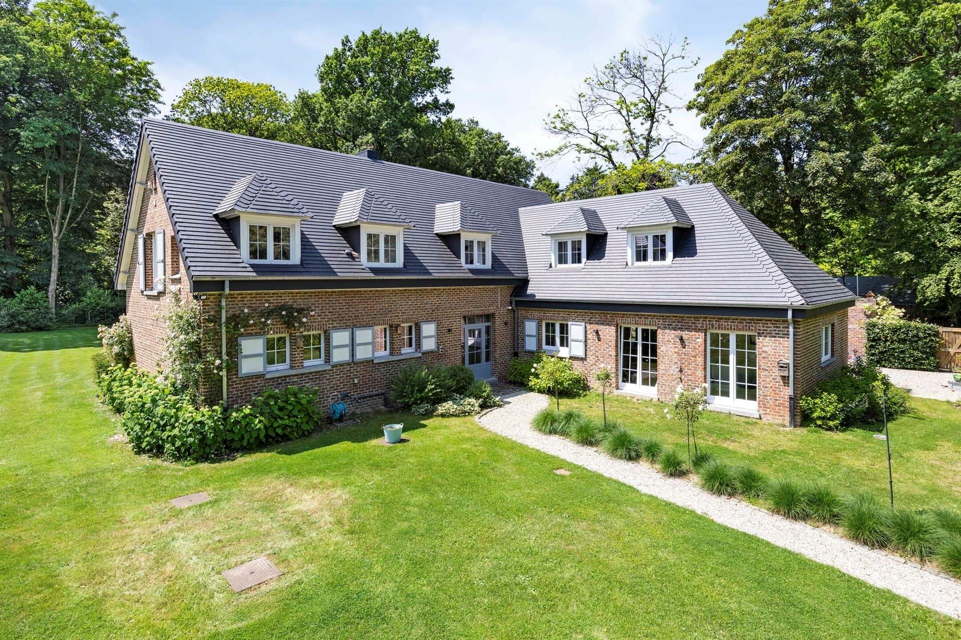 Hoofdfoto van de publicatie: Prachtig en volledig gerenoveerde villa op unieke locatie 