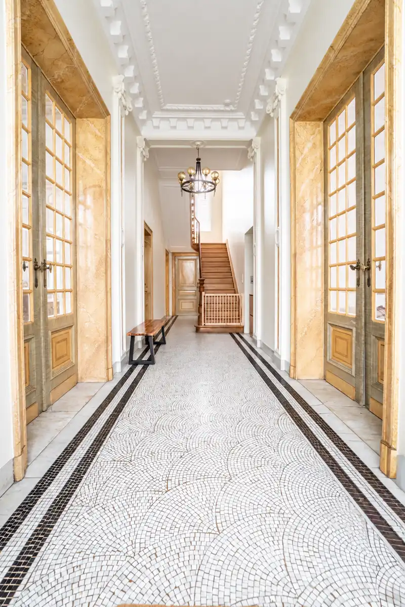 Ruim herenhuis van 571 m² met 8 slaapkamers en een tuin van bijna 20 are foto 4
