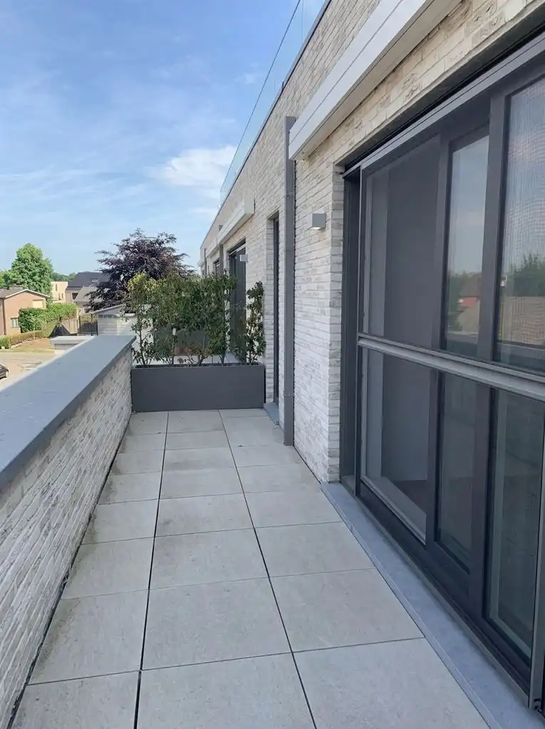 Ruim appartement met 2 slaapkamers, terras en autostaanplaats. foto 3