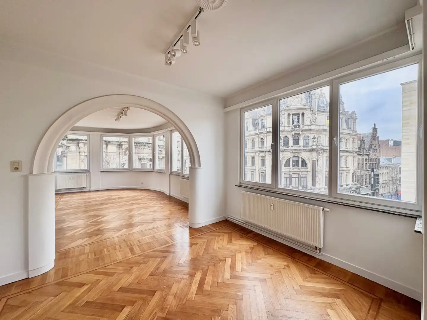 Instapklaar 2-slaapkamerappartement met zijzicht op de Meir ca. 140 m² foto {{pictureIndex}}