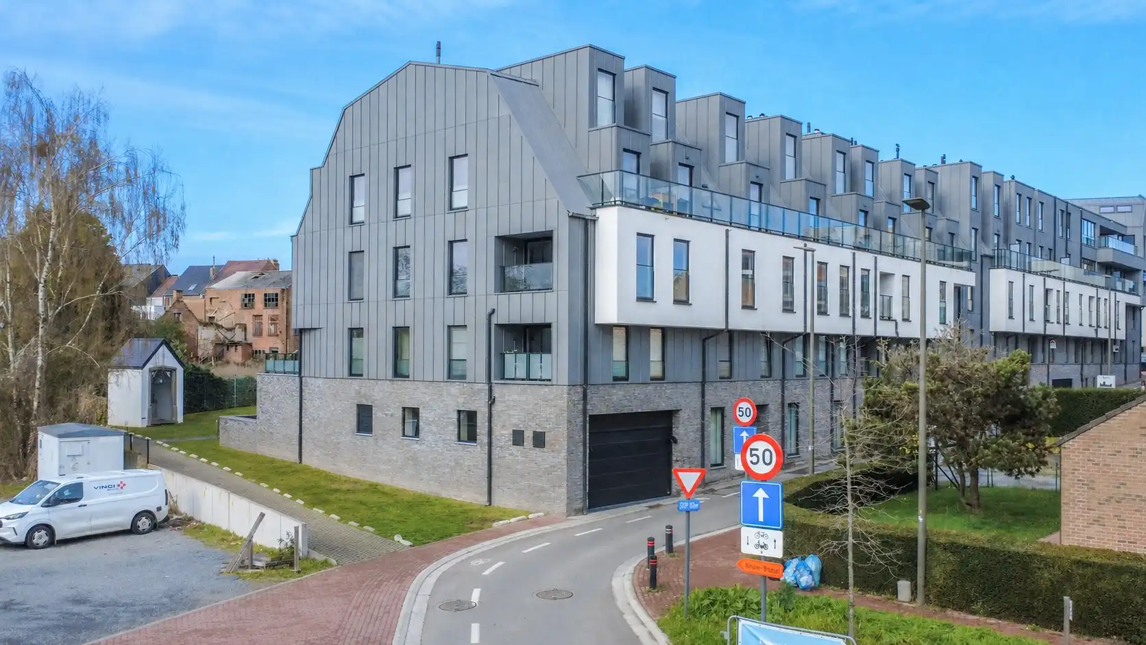 Ondergrondse garagestaanplaats nabij centrum Halle! foto {{pictureIndex}}